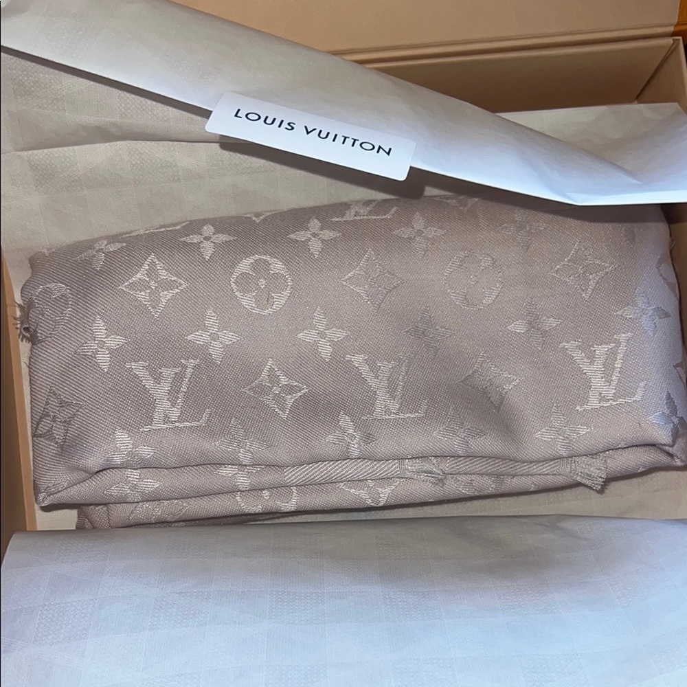 Louis Vuitton Monogram Scarf - Gr Perle